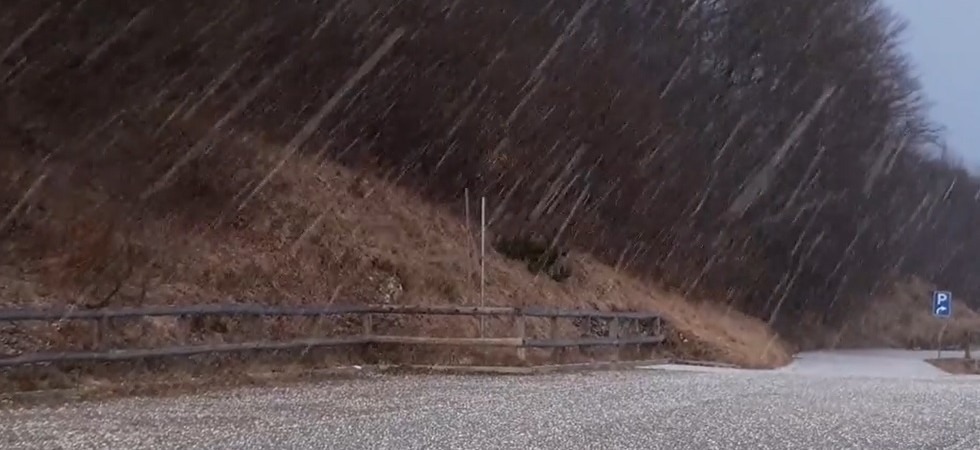 I VIDEO. Temperature in picchiata, neve e grandine
